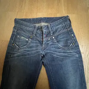 Jättefina lågmidjade jeans från Replay. Köpta begagnande men är i perfekt skick! Storlek 24W 32L (cirka xs)