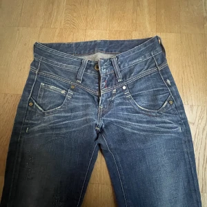 Lågmidjade Jeans  - Jättefina lågmidjade jeans från Replay. Köpta begagnande men är i perfekt skick! Storlek 24W 32L (cirka xs)