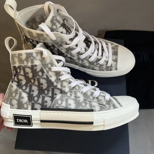 Dior b23 skor  - Dior b23 storlek 41,5 men sitter större, cond 9/10 dom är använda en gång, litet märke under skon men annars som nya. Nypris är cirka 11500, allt og finns  Hör av dig för mer info eller fler bilder 🙌