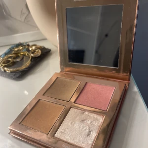 Sassy palett  - Sassy paletten, använd en del men finns mycket kvar de 2 längst ner och blushen är endast testad, andra bronzern är det ca 85-90% kvar i, lite märken på utsidan men inget som stör användningen. Nypris  395 kr mitt pris 180 kr💕
