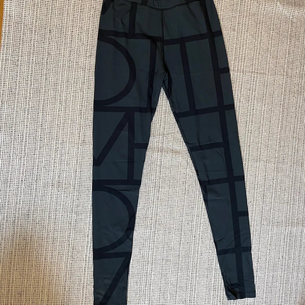 Toteme classic grey logo leggings. Great condition  Size L. Jeans & Byxor.