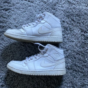 Jordan 1 mid  - Säljer mina jordans nu för jag inte använder dom längre.
