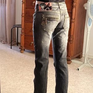Retro jeans från bikbok  - Skitcoola lowwaist jeans från bikbok, köpta secondhand, lite trasiga på bikbok lappen i bak men går nog o laga o märks knappt.  Passar mig som är en xs/s och 170 