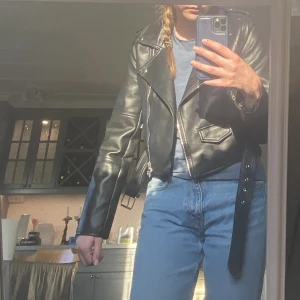 Skinnjacka  - Säljer min skinnjacka då den inte kommit till användning. Den enda skavanken som finns är att en knapp fattas vilket knappt syns. Jag har endast testat den ett fåtal gånger så den är praktiskt taget oanvänd. Storleken är M men passar snarare S.