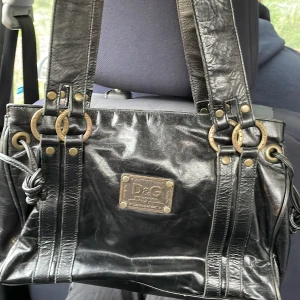 DOLCE&GABBANA  - Säljer min DOLCE&GABBANA väska då jag inte använder den längre, super fin! Säljer för 300kr + frakt ( pris kan diskuteras)💗