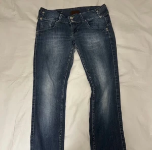 Lågmidja Jeans - Säljer de här fina lågmidjande jeans på grund av de är för stora på mig. De är bra sick och superfina💖
