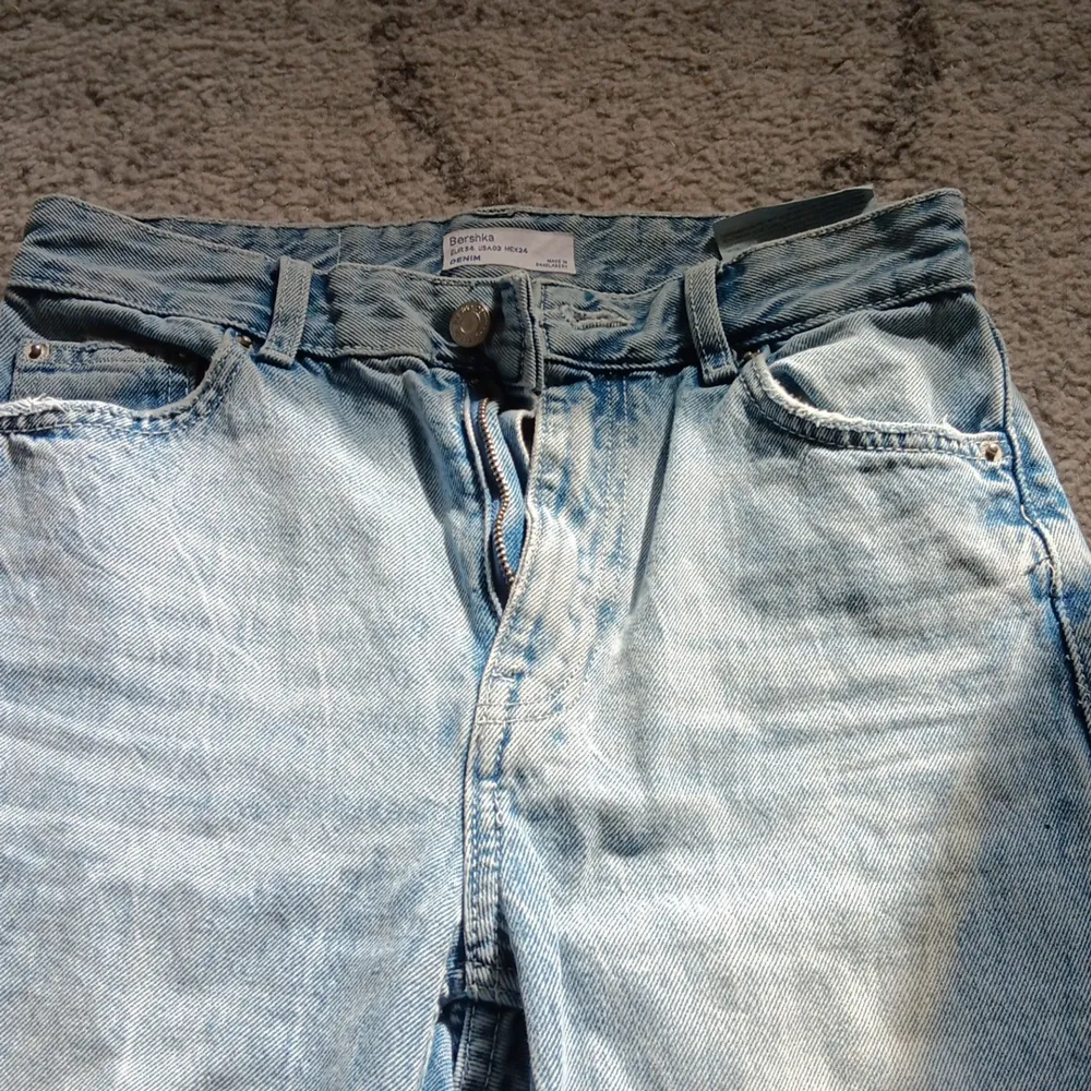 Ett par raka jeans i väldigt bra skick.   Storlek34. Jeans & Byxor.