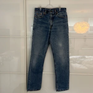 Levis jeans - Raka Levis jeans som är köpa second hand. Är i fint skick, Levis lappen där bak är något trasig. 