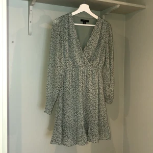 Superfin grön klänning - Jättefin klänning endast använt fåtal gånger.