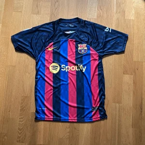 FC Barcelona fotbollströja - FC Barcelona hemmatröja från säsongen 2022/23 i nyskick Ansu Fati och nummer 10 på ryggen