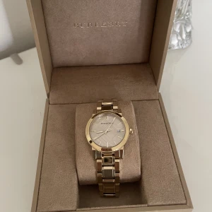 Burberry klocka  - Burberry klocka köpt från NK  Org pris. 7000kr Har inte kvittot. 