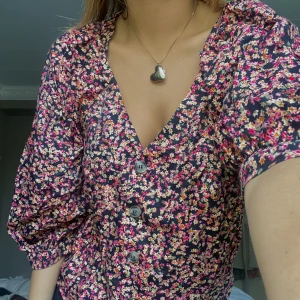 Blommig blus - Jättesöt blommig blus med smickrande urringning🌸