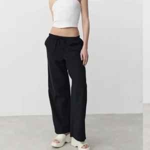 Svarta linnebyxor  - Säljer mina superfina svarta linnebyxor från Gina!! Aldrig använda så den är i nyskick! postar alltid samma dag som du betalat!!💞