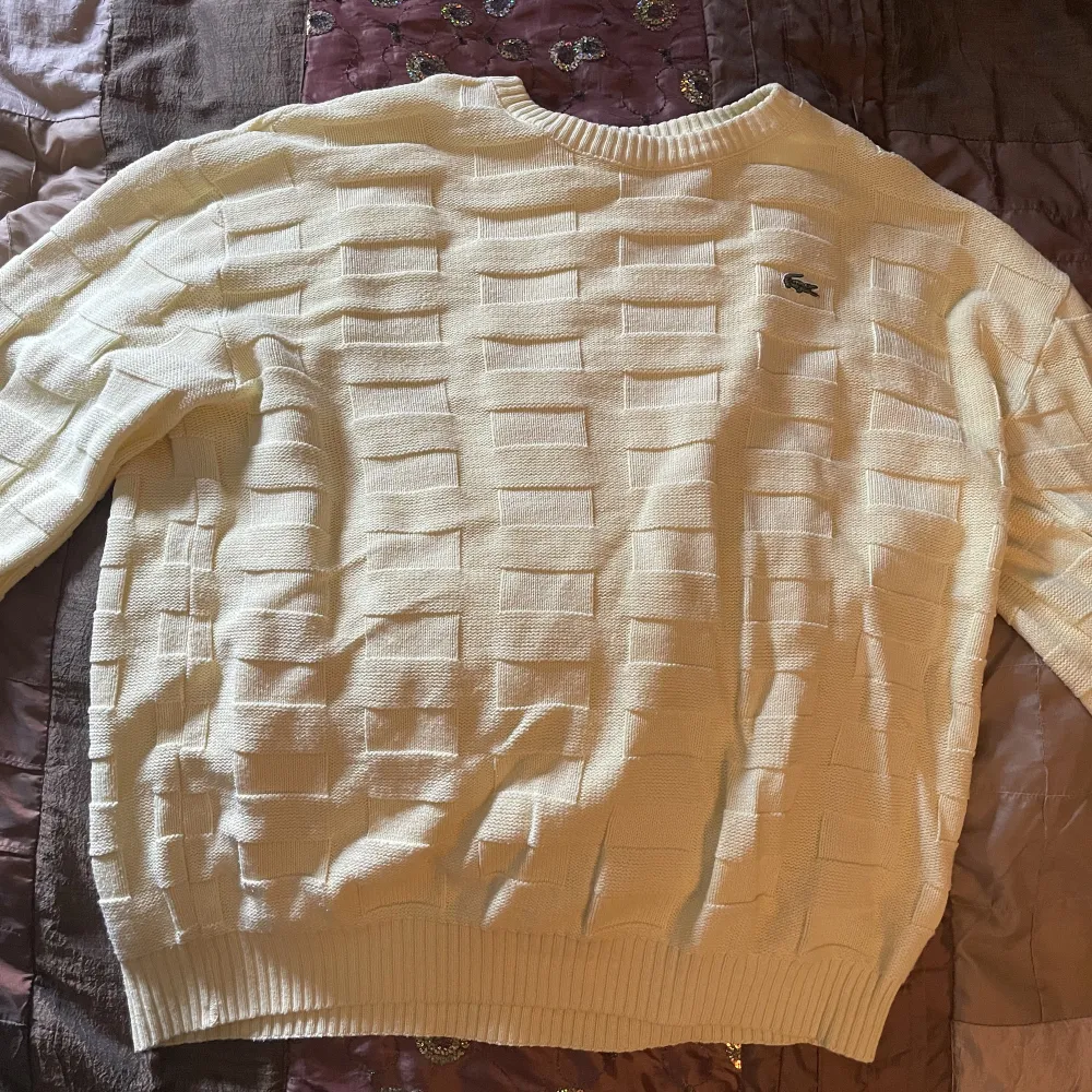 Säljer min superfina Lacoste tröja 9/10 skick👍 Skriv för frågor eller fler bilder😁 Priset är inte hugget i sten. Stickat.