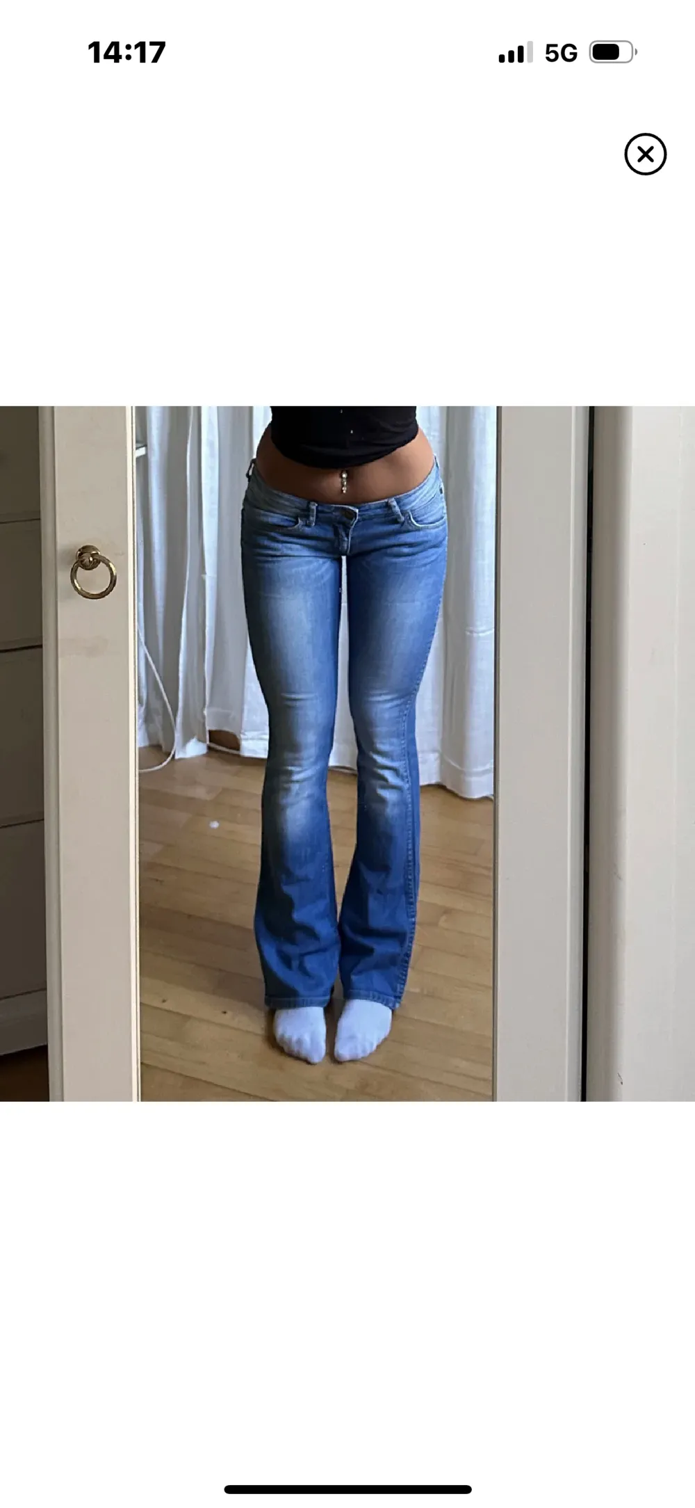 LÅNADE BILDER av Julia, säljer dessa lågmidjade bootcut jeansen från Wrangler då de var för små för mig 💕 midja 74, innerben 80 . Jeans & Byxor.