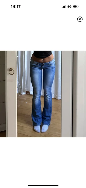 lågmidjade bootcut jeans - LÅNADE BILDER av Julia, säljer dessa lågmidjade bootcut jeansen från Wrangler då de var för små för mig 💕 midja 74, innerben 80 