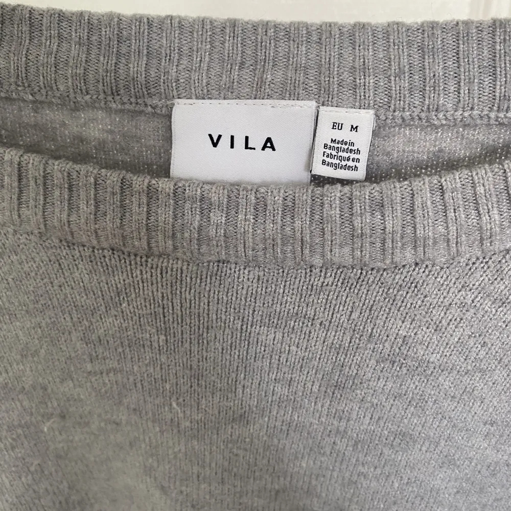 Fin grå tröja nästan helt oanvänd, säljer denna för den va lite stor i storleken (M). Tröjor & Koftor.