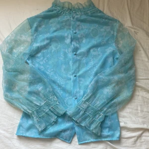 Retro blus från 60-talet - Så fin retro blus i fint skick. Smått stor för mig, där av säljer jag den. Mesh ärmar 