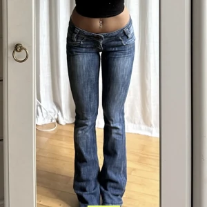 Lågmidjade bootcut jeans  - Säljer dessa lågmidjade jeansen som är köpta här på Plick då dem tyvärr inte passade mig. Köpta för någon månad sen och är i väldigt bra skick! Pris kan diskuteras 