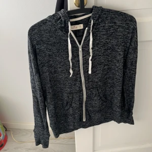 Hollister kofta - Mörkgrå kofta från Hollister i mycket gott skick. Endast använd vid enstaka tillfälle. Pris kan diskuteras 🌸