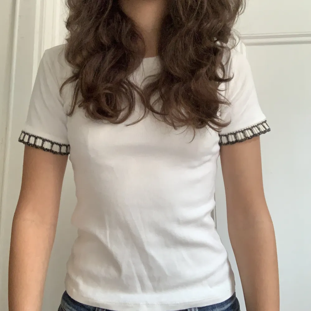 Säljer denna Zara tröja i storlek: S 🩵på grund av att den är för liten 🩵 jag är 171 cm lång🩵priset går att diskutera 🩵. T-shirts.