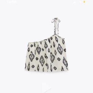 Mönstrad topp zara - Super fin topp fårn zara köpt i somras, endast använd en gång oxh är som helt ny💞säljer då den inte kommer till användning 