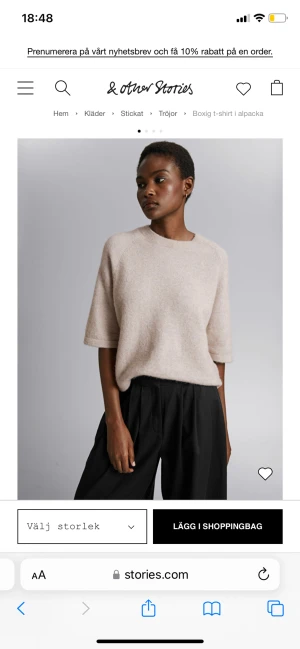 & other stories tshirt - Säljer min stickade T-shirt fårn stories! Jätte bra skick inga fläckar eller nopprar💘