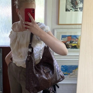 Brun större väska✨ - Jättefin större väska från Bulaggi! Perfekt som skol- eller jobbväska! Får plats med dator! Fint skick!🙌🥳