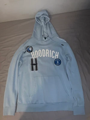 Hoodrich hoodie - Helt okej skick Har ett litet hål vid fickan men en kunnig person borde kunna fixa de Storlek: S