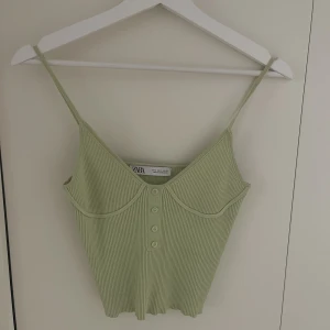 Linne från Zara - Endast använt ett fåtal gånger så i väldigt fint skick. Storlek S men passar även xs