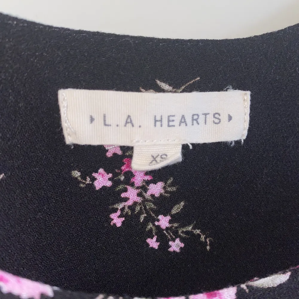 Ett blommigt linne från L.A Hearts 🖤🌸storlek XS  köpt i USA  Andvänd några fåtal gånger 🥰. Blusar.