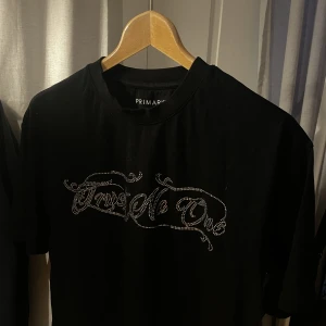 Rhinestone t-shirt - T-shirt med Rhinestone tryck. Size S