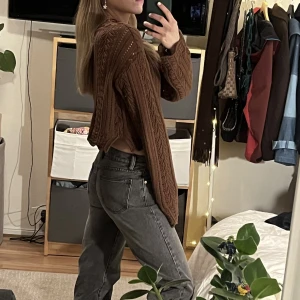 Virkad långärmad - Sååå himla söt så osäker på om jag vill sälja, men älskar denna till ett par svarta kostymbyxor ex. I nyskick, pamela riefs kollektion med nakd 