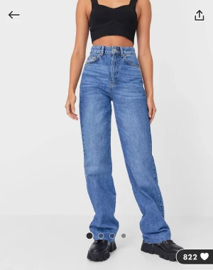 Jeans straight fit - Säljer pga av att dem inte kommer till användning längre. De är inte jag som har klippt av dem utan dem ska vara så i den modellen😇