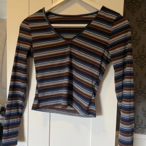 randig tröja - långärmad randig tröja från SHEIN, strlk 36/S, använd 2-3 gånger då den är för liten och även därför den säljes💕🥰 otroligt mjukt och skönt material, på mig blev den som en croptop🩷