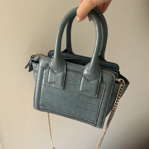 Väska😍 - Jättesöt blå väska perfekt till hösten.😍 Rymlig och band medkommer💙