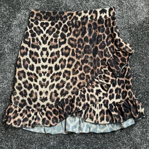 Leopardkjol - Super snygg kort leopardkjol. Använt fåtal gånger. Köparen står för frakten💕💕