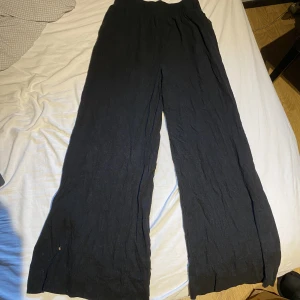 Linnebyxor - Säljer dessa lite tjockare linnebyxor som passar för vintern. Säljs pga flytt. Liten blekfläck längst ner på benet men inget som är supertydligt om man är lite kortare eller ”normallängd”. Skriv vid frågor och prisförslag🫶