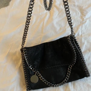 Stella McCartney liknande väska - Säljer min fina Stella McCartney liknande väska eftersom den inte kommer till användning längre❤️ betalaren står för frakten💕skriv privat om du har frågor!💗