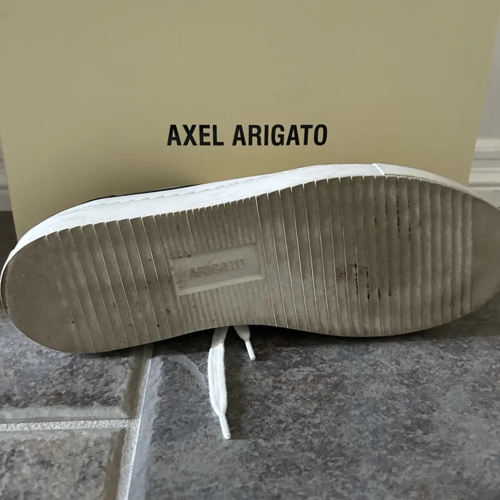 As schyssta AXEL ARIGATO skor från care of carl. Använt fåtal gånger - nypris 2600kr. Skor.