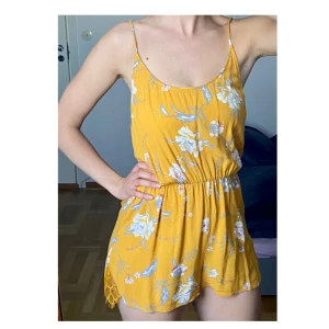 Jumpsuit från Kendall & Kylie 💛 - Blommig Jumpsuit med justerbara axelband från Kendall & Kylie 🌼💛