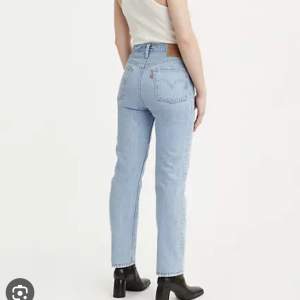 Levi’s original cropped jeans ljusblå i storlek 28/30. Har lite stretch i sig. Passar mig som är en 38a. Endast använda tre gånger så är som nya. Nypris 1.099:-