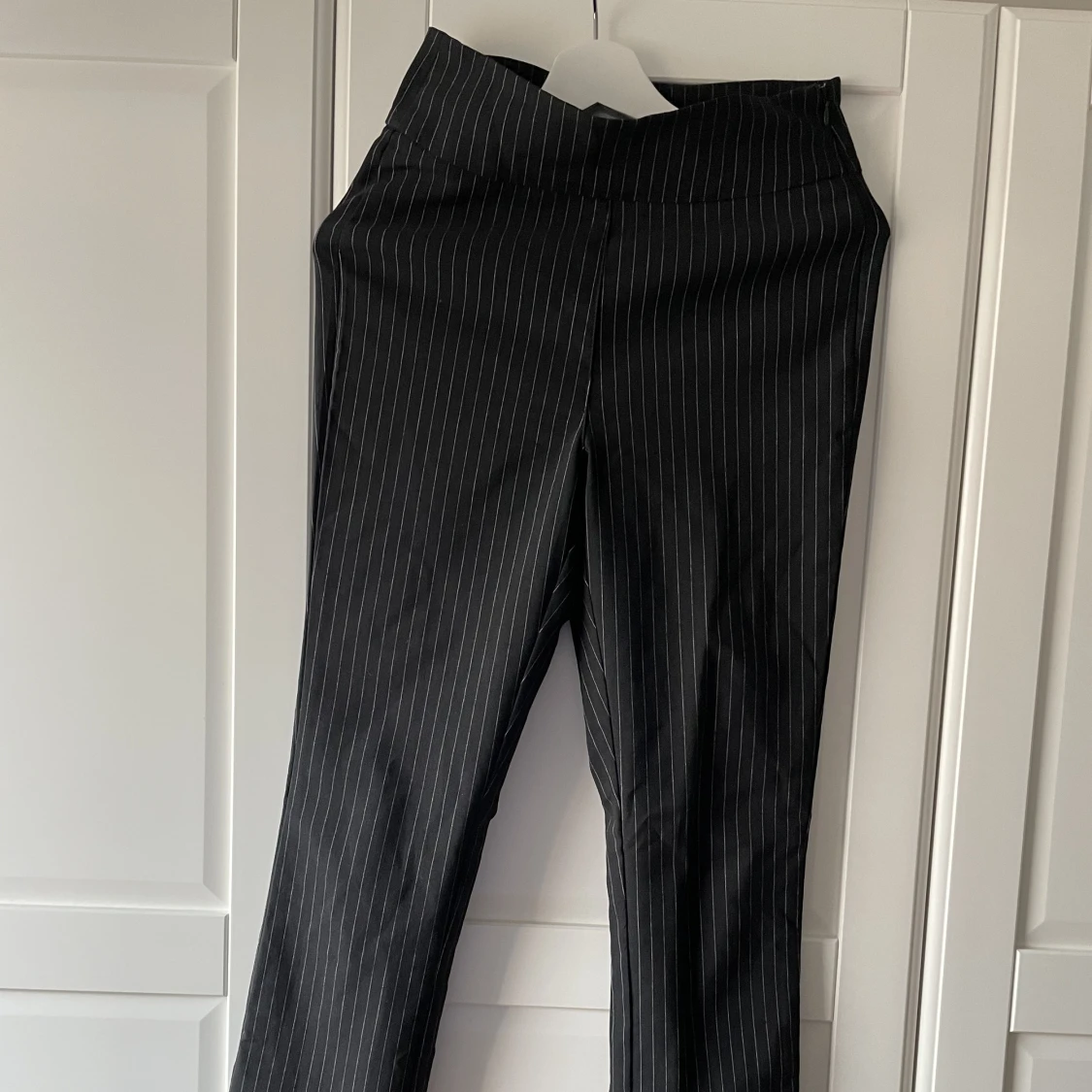 Kritstrecksrandiga kostymbyxor, NaKD i strl 38