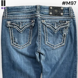 M97 lågmidjade bootcut missme jeans  - MissMe jeans i model Flare 💜 Tag 31W 💜Midja (rakt över) 40cm 💜 Innerben 77cm 💜 Ytterben 101cm 💜 Benöppning 25cm 💜 Nergågna 💜Våra mått blir W=31, L=30 💜 Men jämför alltid måtten💜