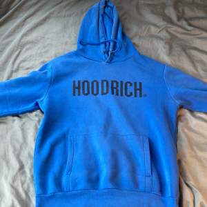 En blå hoodrich hoodie i hyfsat skick, därför jag säljer den billigt. Passa på nu när det är fri frakt och hör av dig vid frågor😁