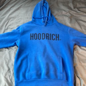 Hoodrich - En blå hoodrich hoodie i hyfsat skick, därför jag säljer den billigt. Passa på nu när det är fri frakt och hör av dig vid frågor😁