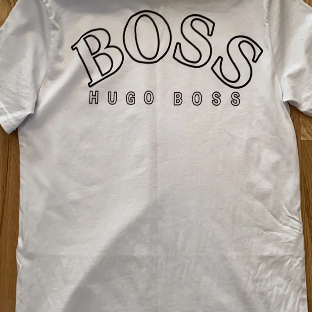 Hej jag säljer min Hugo boss tröja som inte kommer till användning och därför jag säljer den. Dm för mer bilder eller frågor (hjälper en vän). T-shirts.