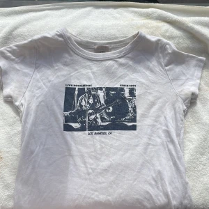 Feel good,t-shirt,rock 🎧  - Den hära tröjan e så skön att jag dörrr. Det står på tröjan ”rock sen 1991”…???aja den e asskön!!😝