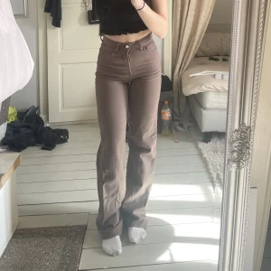 Bruna jeans  - Säljer ett par hight waist jeans ifrån BikBok.  Nypris 599 Säljs för 200 Använda endast några få gånger så byxorna är i väldigt fint skick. Sitter som en smäck!  Jag är 164 cm lång 
