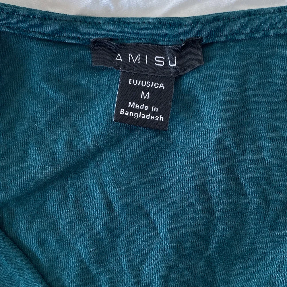 Säljer denna gröna, tighta tröjan från Amisu i storlek M👌🏼 den har en v-ringning och är väldigt stretchig!! Endast använd 2-3 gånger!!. Toppar.